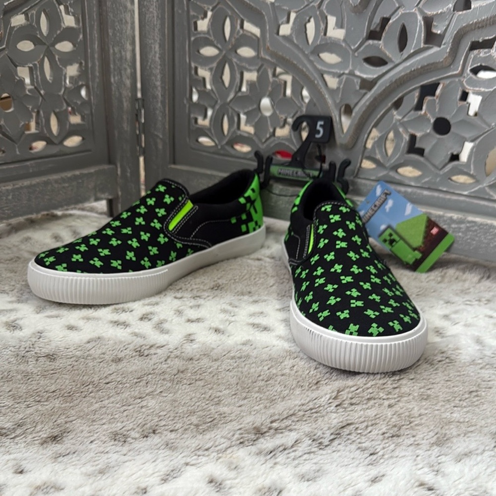 NWT! Minecraft slip-on shoes boys size 5 gamer movie fandom summer vacation